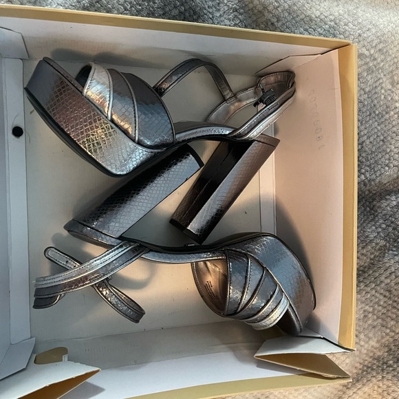 MICHAEL Michael Kors Harper Platform Sandal - Metallic Silver, Size 6.5 - Picture 4 of 12